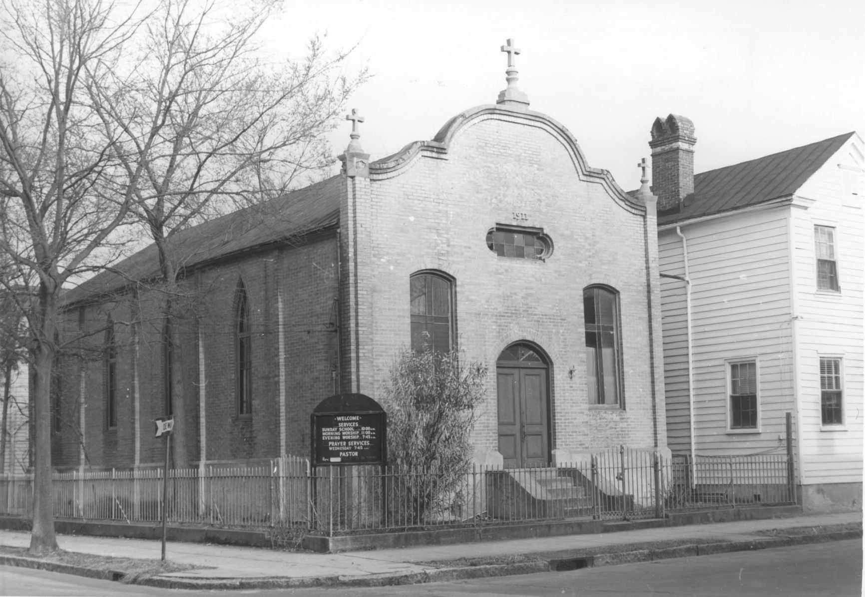 ah_I26_974_AdventChurch_Front.jpg